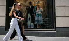 Des passantes dans une rue commerçante de New York