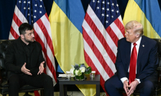 Donald Trump (à droite) échange avec le président ukrainien Volodymyr Zelensky en marge de l'Assemblée générale de l'ONU, le 23 septembre 2025 à New York ( AFP / Brendan SMIALOWSKI )