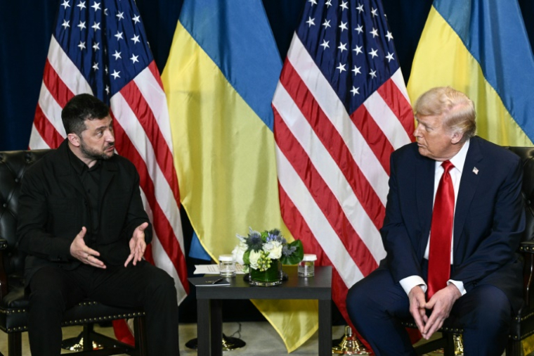 Donald Trump (à droite) échange avec le président ukrainien Volodymyr Zelensky en marge de l'Assemblée générale de l'ONU, le 23 septembre 2025 à New York ( AFP / Brendan SMIALOWSKI )