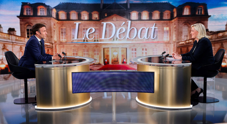 Emmanuel Macron et Marine le Pen lors du débat télévisé du20 avril 2022. (© AFP)