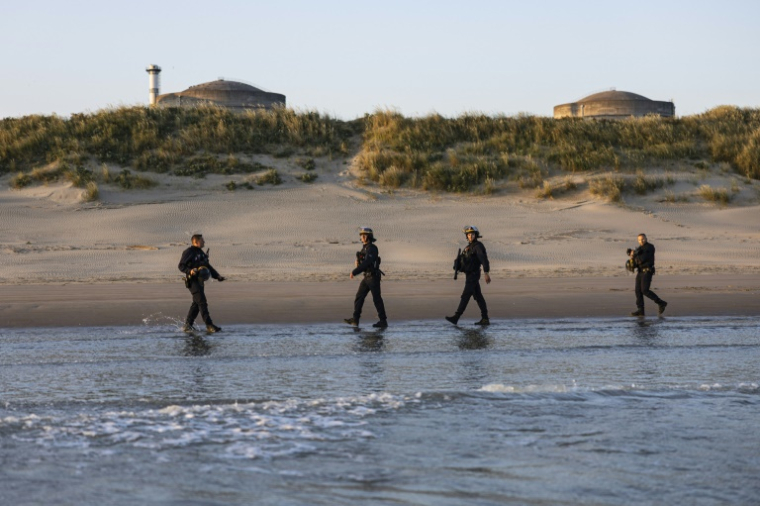 Des CRS arrivent sur la plage de Gravelines où des migrants tentent de monter à bord d'un bateau de passeurs pour traverser la Manche, le 16 juin 2025 dans le Nord ( AFP / Sameer Al-DOUMY )