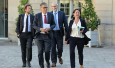 De gauche à droite, le président du goupe PS à l'Assemblée nationale Boris Vallaud, le premier secrétaire du PS Olivier Faure, le président du groupe PS au Sénat Eric Kerrouche et l'adjointe au premier secrétaire du PS Johanna Rolland arrivent à Matignon, à Paris, le 20 mai 2025 ( AFP / Thomas SAMSON )