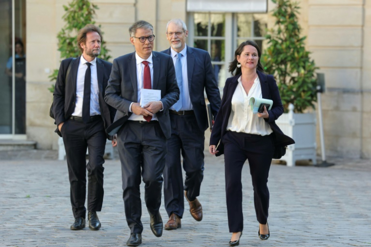 De gauche à droite, le président du goupe PS à l'Assemblée nationale Boris Vallaud, le premier secrétaire du PS Olivier Faure, le président du groupe PS au Sénat Eric Kerrouche et l'adjointe au premier secrétaire du PS Johanna Rolland arrivent à Matignon, à Paris, le 20 mai 2025 ( AFP / Thomas SAMSON )