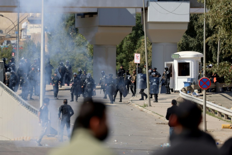 Echauffourées entre forces de sécurité irakiennes et manifestants irakiens, près de la Zone verte, où se trouve l’ambassade des États-Unis, à Bagdad, le 1er mars 2026. ( AFP / Ahmad AL-RUBAYE )