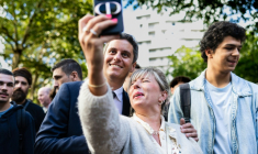 Gabriel Attal, secrétaire général de Renaissance et candidat à la présidentielle de 2027, fait un selfie avec une personne venue le saluer lors d'une visite à la Braderie de Lille, le 5 septembre 2026 dans le Nord ( AFP / Sameer Al-DOUMY )