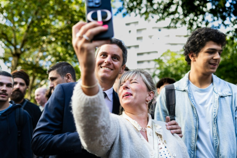 Gabriel Attal, secrétaire général de Renaissance et candidat à la présidentielle de 2027, fait un selfie avec une personne venue le saluer lors d'une visite à la Braderie de Lille, le 5 septembre 2026 dans le Nord ( AFP / Sameer Al-DOUMY )
