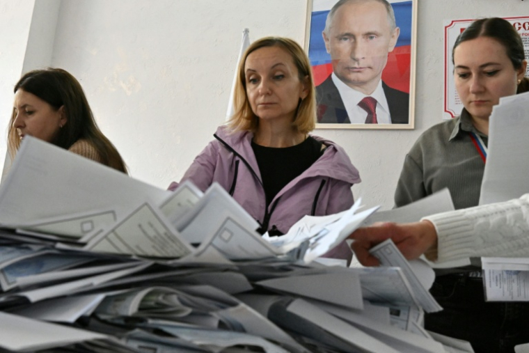 Décompte des bulletins le 20 septembre 2026 dans un bureau de vote de Donetsk, dans les territoires ukrainiens occupés par la Russie ( AFP / STRINGER )