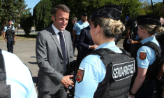 Le président français Emmanuel Macron rencontre des gendarmes à Damazan (Lot-et-Garonne)