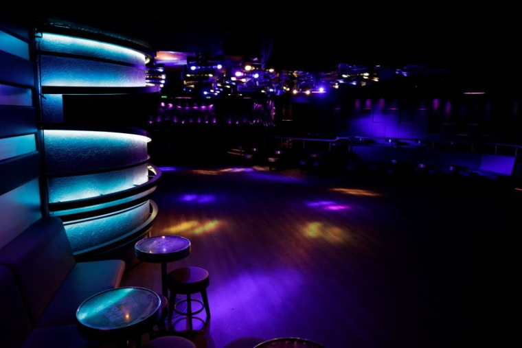 UNE MINORITÉ DE DISCOTHÈQUES DÉPOUSSIÈRENT LEURS PLATINES À L'APPROCHE DE LA RÉOUVERTURE