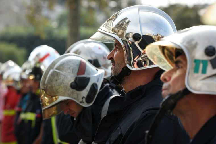 Des sapeurs-pompiers observent une minute de silence devant la cathédrale Notre-Dame de Paris, lors d'une manifestation, le 28 septembre 2026 ( AFP / Xavier GALIANA )
