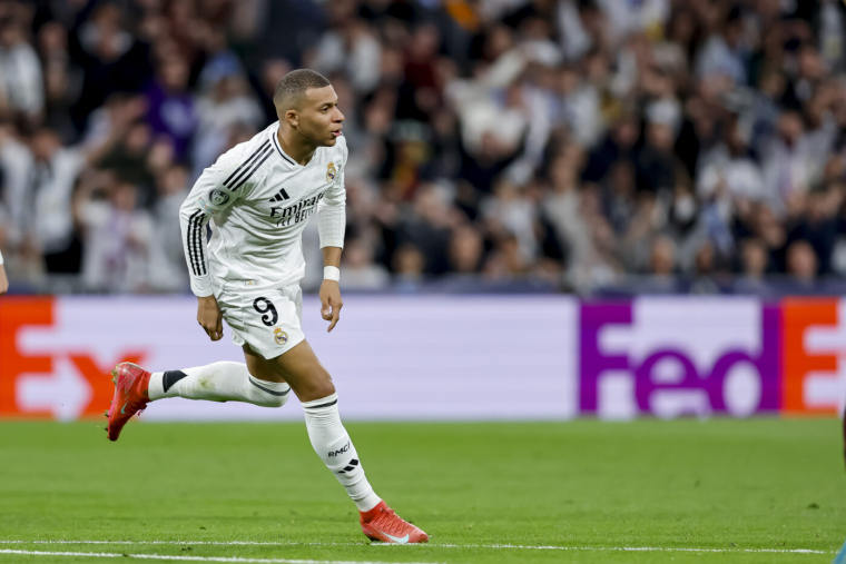 Kylian Mbappé éteint Manchester City avec un triplé !