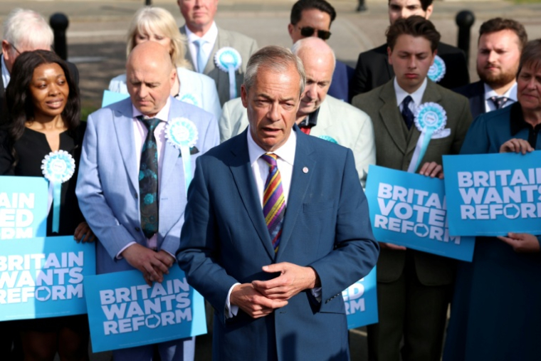 Nigel Farage, leader du parti Reform UK, prend la parole devant l'hôtel de ville de Havering au lendemain des élections locales dans l'est de Londres, le 8 mai 202 ( AFP / Toby Shepheard )