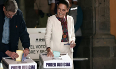 La présidente mexicaine de gauche Claudia Sheinbaum vote à l'élection unique au monde du pouvoir judicaire à Mexico le 1er juin 2025. La président défend cette réforme par laquelle les électeurs sont appelés à désigner tous les juges jusqu'aux neuf membres de la Cour suprême. ( AFP / Rodrigo Oropeza )
