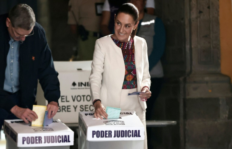 La présidente mexicaine de gauche Claudia Sheinbaum vote à l'élection unique au monde du pouvoir judicaire à Mexico le 1er juin 2025. La président défend cette réforme par laquelle les électeurs sont appelés à désigner tous les juges jusqu'aux neuf membres de la Cour suprême. ( AFP / Rodrigo Oropeza )