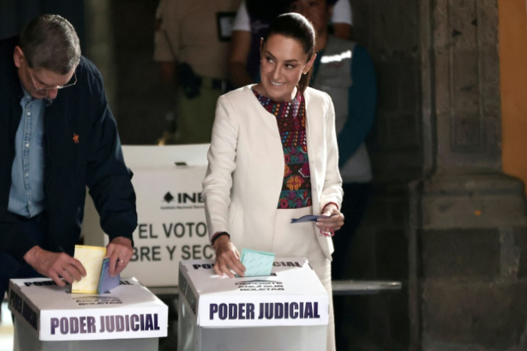 La présidente mexicaine de gauche Claudia Sheinbaum vote à l'élection unique au monde du pouvoir judicaire à Mexico le 1er juin 2025 ( AFP / Rodrigo Oropeza )