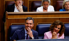 Le premier ministre espagnol Pedro Sanchez et la première vice- présidente du gouvernement Maria Jesus Montero au parlement à Madrid
