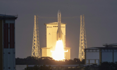 La fusée Ariane 6 de l'Agence spatiale européenne (ESA), transportant le satellite d'observation de la Terre Sentinel 1-D, décolle du Centre spatial de Kourou, le 4 novembre 2025 en Guyane ( AFP / Ronan LIETAR )
