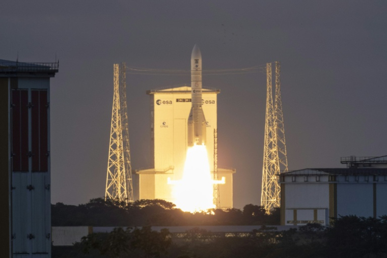 La fusée Ariane 6 de l'Agence spatiale européenne (ESA), transportant le satellite d'observation de la Terre Sentinel 1-D, décolle du Centre spatial de Kourou, le 4 novembre 2025 en Guyane ( AFP / Ronan LIETAR )