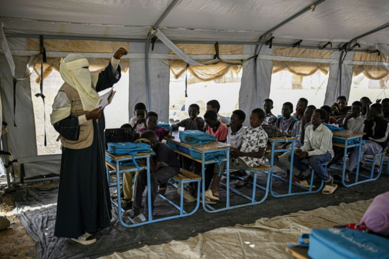 Une classe dans une école d'un camp de personnes déplacées, près de Port-Soudan, le 26 avril 2026 au Soudan ( AFP / Khaled DESOUKI )