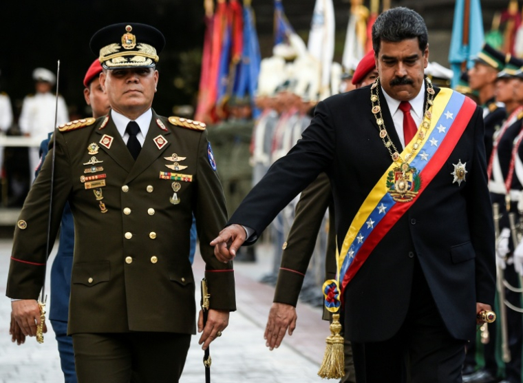 Le président vénézuélien déchu, Nicolas Maduro (à droite), marche aux côtés du ministre vénézuélien de la Défense, le général Vladimir Padrino Lopez (à gauche), lors d'une cérémonie militaire à Caracas, le 24 mai 2018 ( AFP / Juan BARRETO )