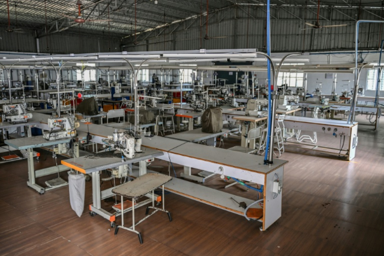 Une usine de vêtements fermée à Tiruppur, dans l'État du Tamil Nadu, dans le sud de l'Inde, le 24 septembre 2025 ( AFP / R. Satish BABU )