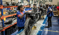 Assemblage de motos électriques sur une chaîne de montage au centre de production de Spiro, la plus grande entreprise de véhicules électriques d'Afrique, le 22 mai 2026 à Nairobi, au Kenya ( AFP / Luis TATO )