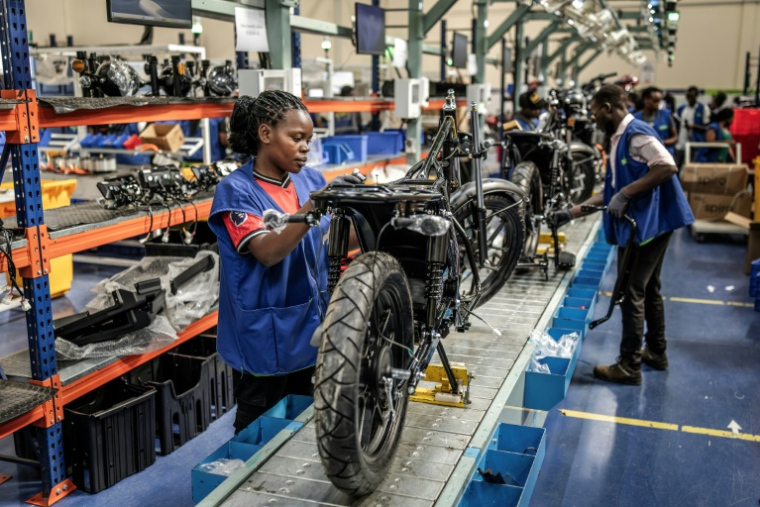 Assemblage de motos électriques sur une chaîne de montage au centre de production de Spiro, la plus grande entreprise de véhicules électriques d'Afrique, le 22 mai 2026 à Nairobi, au Kenya ( AFP / Luis TATO )