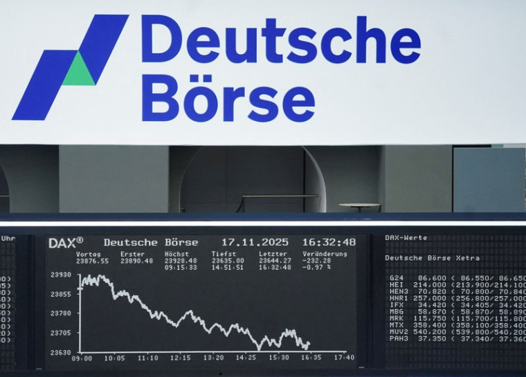 Le graphique de l'indice boursier allemand DAX est affiché à la bourse de Francfort