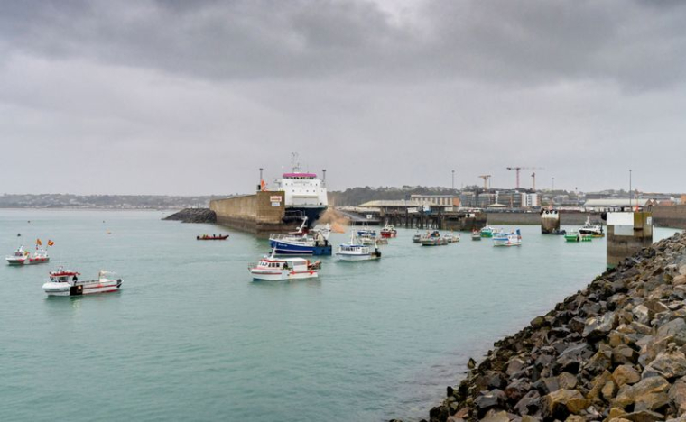LES PÊCHEURS FRANÇAIS METTENT FIN À LEUR MOUVEMENT AU LARGE DE JERSEY