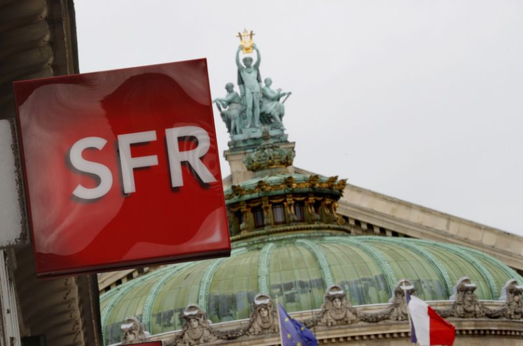Le logo de l'opérateur de télécommunications français SFR à Paris