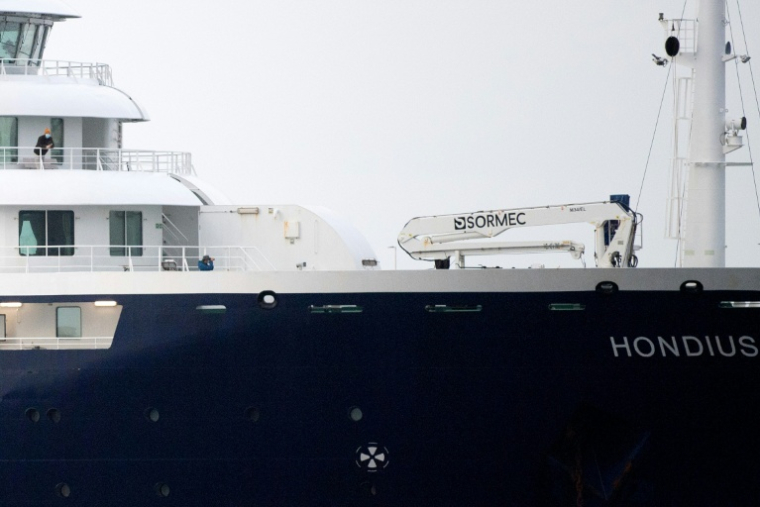Un passager sur le pont du MV Hondius à son arrivée à Tenerife, le 10 mai 2026 ( AFP / JORGE GUERRERO )