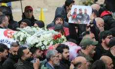 Funérailles à Choueifat, dans la banlieue de Beyrouth, des trois journalistes tués la veille par une frappe israélienne ( AFP / ibrahim AMRO )
