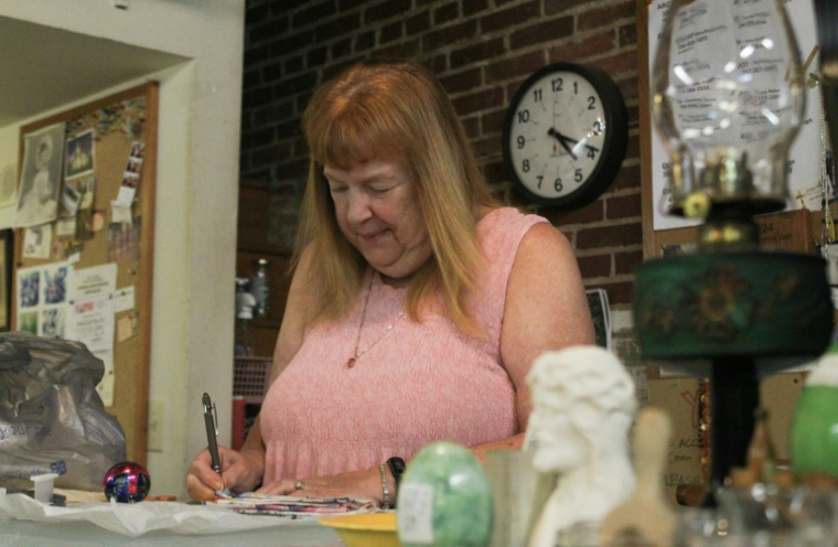 Beth Curtin, propriétaire d'un magasin d'antiquités à Berkeley Springs, en Virginie-Occidentale, le 31 juillet 2025 ( AFP / Paul NOLP )
