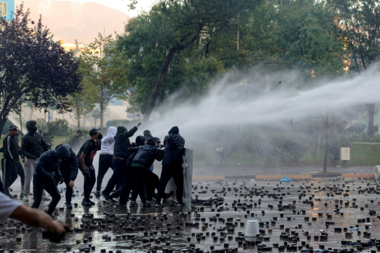 La police utilise des canons à eau pour disperser des protestataires lors d'une manifestation antigouvernementale à Tirana, le 17 octobre 2026 en Albanie ( AFP / Adnan Beci )