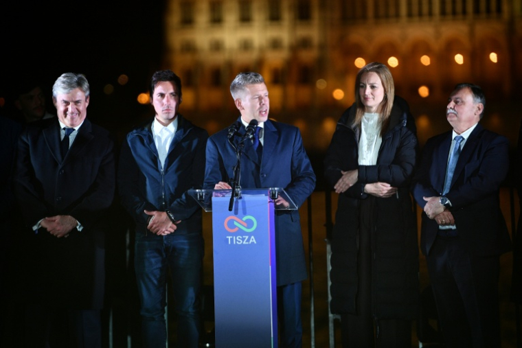 Le conservateur pro-européen Peter Magyar, leader du parti Tisza, s'adresseà ses ses partisans après sa victoire aux législatives en Hongrie, le 12 avril 2026 à Budapest ( AFP / Ferenc ISZA )