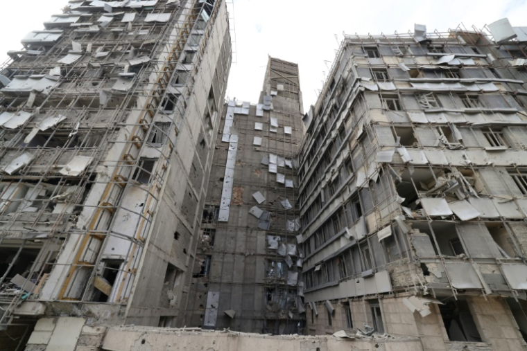La façade de l'hôpital Gandi à Téhéran, endommagée le 1e mars lorsqu'un projectile percuté une tour de télécommunications de la télévision d'État et des bâtiments voisins de l'autre côté de la rue, lors de la campagne militaire américano-israélienne sur la capitale, le 2 mars 2026 ( AFP / ATTA KENARE )