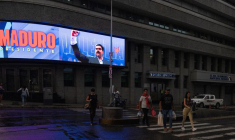 Une image du président vénézuélien Nicolas Maduro dans la rue