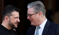 Le Premier ministre britannique Keir Starmer salue le président ukrainien Volodimir Zelensky