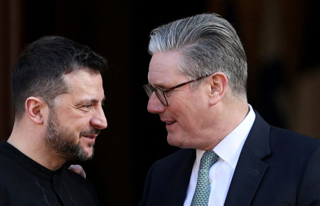 Le Premier ministre britannique Keir Starmer salue le président ukrainien Volodimir Zelensky