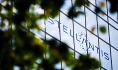 Le logo de Stellantis sur un bâtiment de l'entreprise