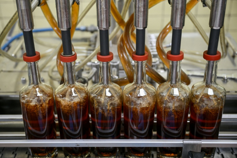 Une chaîne d’embouteillage à la distillerie de rhum Santa Teresa, à La Victoria, dans l’État d’Aragua, au Venezuela, le 17 décembre 2025 ( AFP / Federico PARRA )