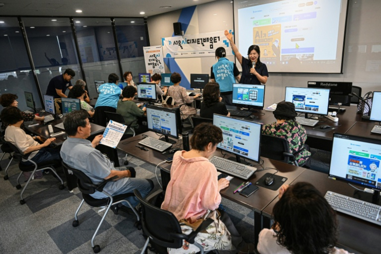 Des personnes âgées assistent à un cours sur la manière de naviguer dans des applications à base d’IA à l’Université ouverte de la ville de Séoul, à Séoul, le 16 juillet 2026 ( AFP / Jade GAO )