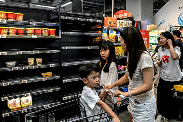 Des habitants achètent des provisions dans un supermarché de Shenzhen, dans la province du Guangdong, au sud de la Chine, le 22 septembre 2025 ( AFP / Adek BERRY )