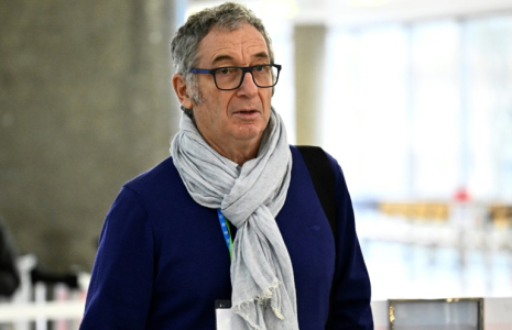 Eric Mouzin, le père d'Estelle Mouzin, arrive à la cour d'assises pour assister au procès de Monique Olivier, ex-femme du tueur en série Michel Fourniret, le 14 décembre 2023 à Nanterre, près de Paris  ( AFP / JULIEN DE ROSA )