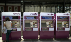 Achat de billets Renfe en gare  Principe Pio à Madrid ( AFP / GABRIEL BOUYS )