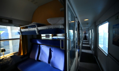 Une voiture-couchette du tout premier train de nuit Paris-Berlin lancé par la compagnie néerlando-belge European Sleeper, parti à 18H03 le 26 mars 2026. Elle relance une liaison ferroviaire nocturne entre les deux capitales européennes abandonnée fin 2025 par les chemins de fer français et allemands ( AFP / JULIEN DE ROSA )