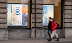 Une projection montre un billet de 100 francs dans une vitrine à Zurich
