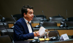 Patrick Cohen devant la commission d'enquête sur l'audiovisuel public à l'Assemblée nationale le 18 décembre 2025 ( AFP / Dimitar DILKOFF )