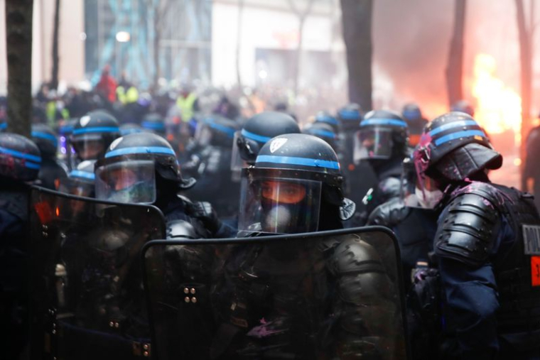 UN CAMERAMAN DE REUTERS CHARGÉ ET BLESSÉ PAR LA POLICE
