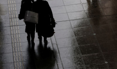 Des femmes portant un sac de courses dans un quartier commerçant de Tokyo